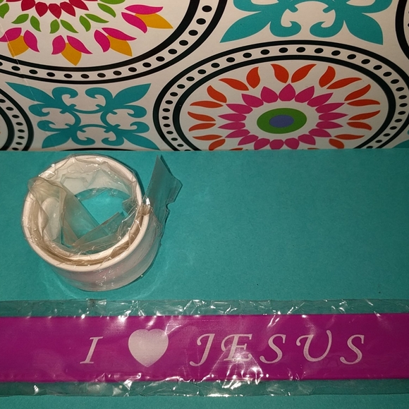 "I ♥️ JESUS" text printed- Snap-Cuff Bracelet - Picture 3 of 9